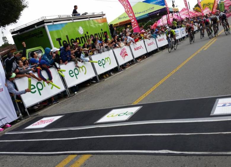 El ciclista Róbinson Chalapud de Orgullo Antioqueño se coronó este domingo como el campeón nacional de ruta. CORTESÍA ‏@sergio_fajardo