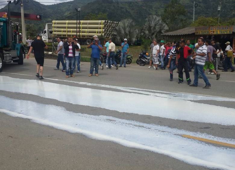 Protesta en Donmatías terminó con el derrame simbólico de 500 litros de leche