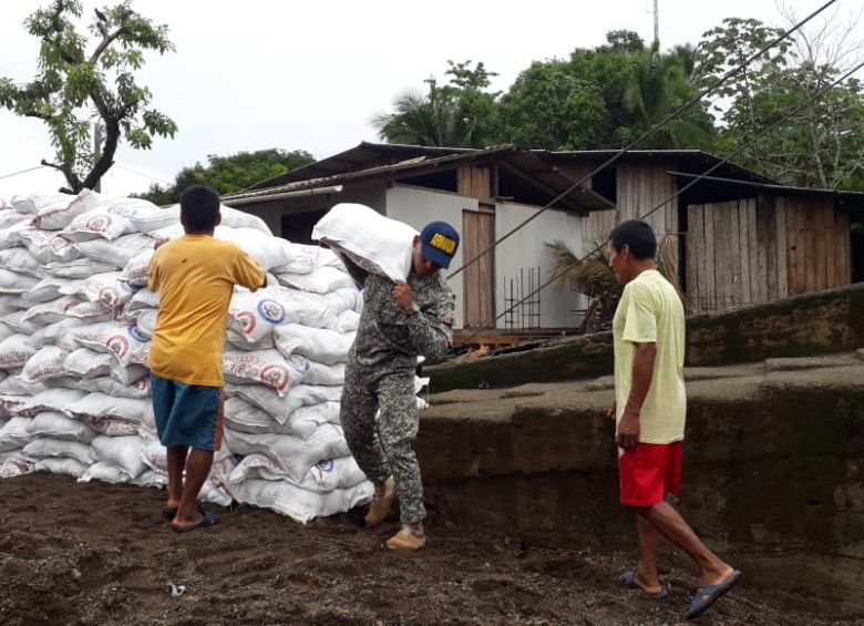 Integrantes de la Armada Nacional y funcionarios repartieron las ayudas a las comunidades que llegaron a la zona. FOTO cortesía