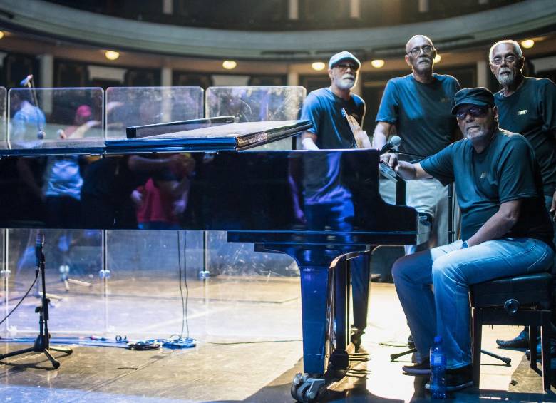 La Solar Festival 2019 será en el Parque Norte. Allí cantarán Los hermanos Lebrón. De izquierda a derecha y de pie: Carlos, Frank y Ángel. Sentado al piano: José Lebrón. FOTO cortesía