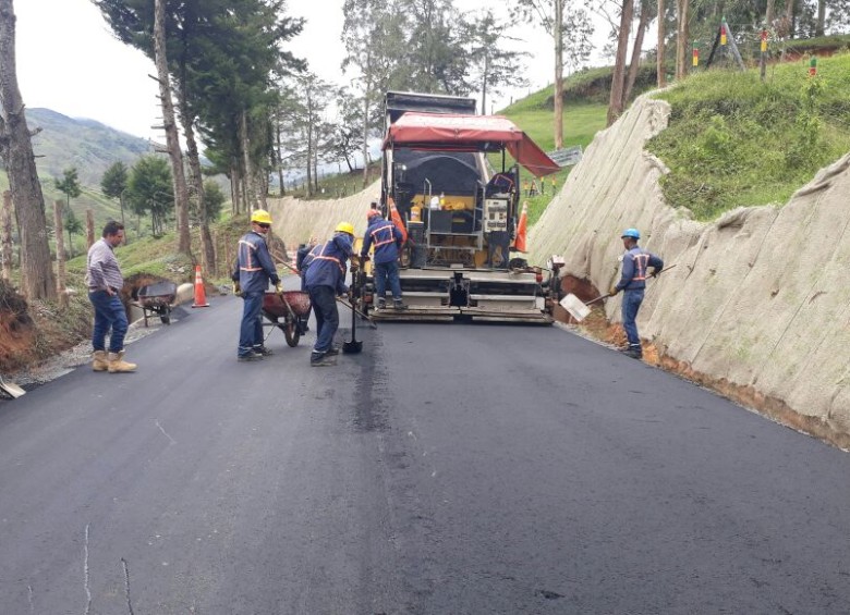 La vía que comunica los municipios de Concepción, en Oriente, y Barbosa, norte del Aburrá, es uno de los 1.000 puntos críticos de Antioquia. La Gobernación ejecuta su pavimentación. FOTO Cortesía