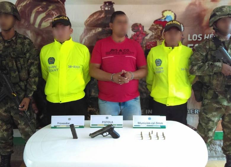 El Ejército confirmó este sábado la captura de alias “el Arriero”, señalado de ser el supuesto jefe de sicarios del frente Virgilio Peralta Arenas de “los Urabeños”. CORTESÍA EJÉRCITO