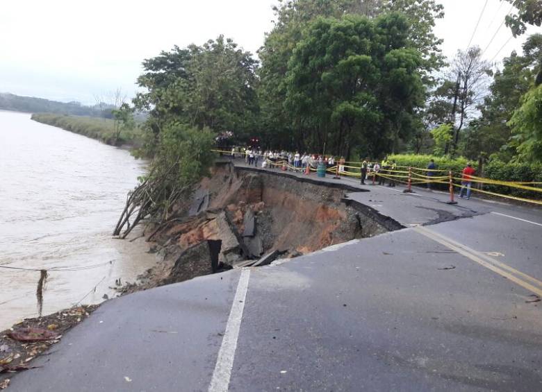 La fuerza del río se llevó más de la mitad de la vía en el tramo Cáceres-Caucasia. Sólo pasan carros pequeños. FOTO Cortesía