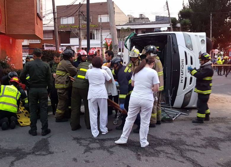 El volcamiento ocurrió en la carrera 43 con calle 25 en Teusaquillo. FOTO @BrosVolunBogota 