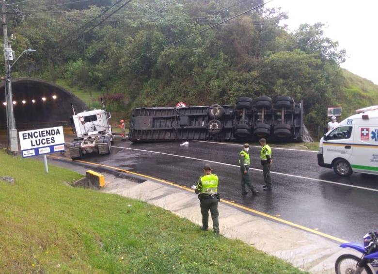 Así se volcó el tráiler del vehículo sobre la vía Medellín - Bogotá, calzada de descenso. FOTO CORTESÍA POLICÍA DE CARRETERAS