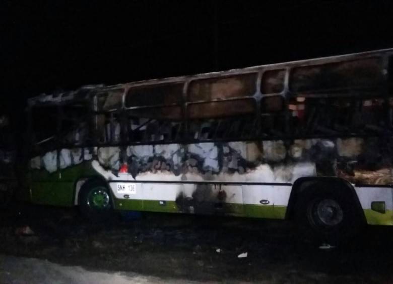 En el hecho una buseta afiliada a la empresa Transur también resultó con daños leves en su latonería. Foto @VocesCronicas