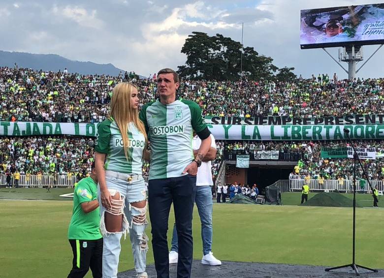 Armani atento al reconocimiento de miles de hinchas verdes que llenaron el estadio. FOTO CORTESIA ATLETICO NACIONAL