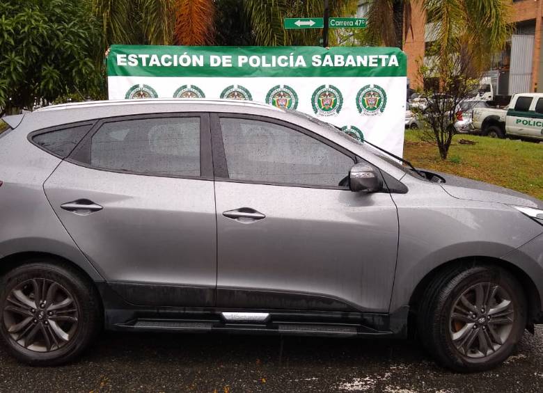 Además de las dos camionetas fue incautada una motocicleta. FOTO CORTESÍA POLICÍA NACIONAL