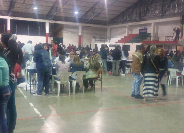 Los ciudadanos de La Unión se mantienen en las mesas de votación, ante el estrecho margen de diferencia entre dos candidatos.