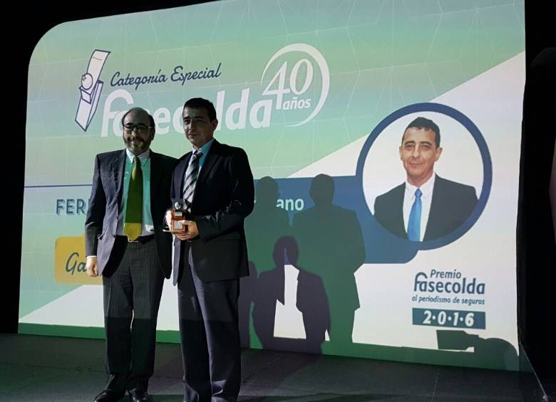 Juan Bustamante (izq), presidente de Seguros Mundial, le entregó la distinción al periodista Ferney Arias. FOTO Cortesía Fasecolda.
