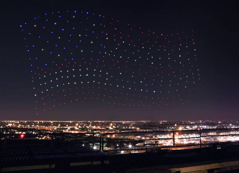 Después de aparecer como una constelación los drones formaron la bandera de Estados Unidos. 