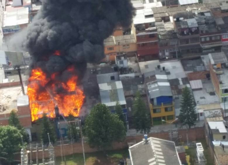 Los bomberos de Bogotá desplazaron al lugar cuatro máquinas y dos carrotanques para atender la emergencia. FOTO CORTESÍA