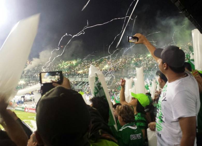 A la salida de ambos equipos comenzó la pólvora dentro del estadio. FOTO Alex Hereira