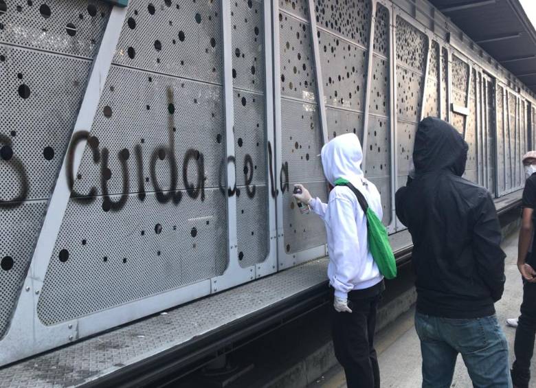 Rayones en la estructura de la estación Ruta N - U. de A. de la línea 1 de buses. FOTO CORTESÍA