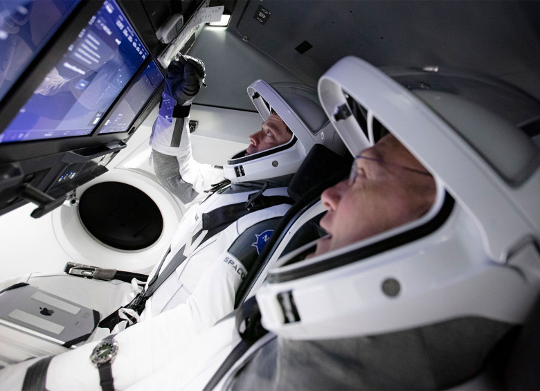 Douglas Hurley y Robert Behnken en el nuevo traje espacial en simulaciones y entrenamiento para el primer viaje tripulado desde suelo estadounidense hacia el espacio. FOTO NASA