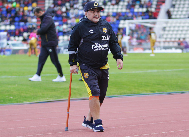 Maradona adelante una recuperación exitosa tras su cirugía de rodilla. FOTO EFE