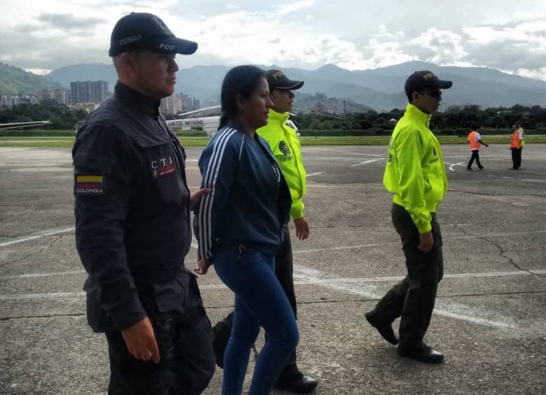 Alias “la Zarca” llegó en avioneta de la Policía al aeropuerto Enrique Olaya Herrera de Medellín. FOTO: cortesía.