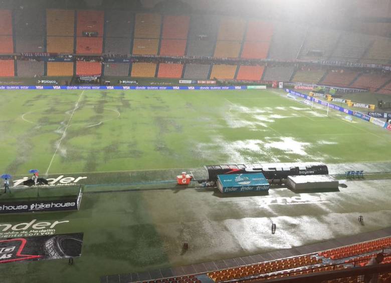 Así terminó la cancha del Atanasio Girardot por las intensas lluvias que cayeron sobre esta zona de la ciudad. FOTO: JAIME PÉREZ.