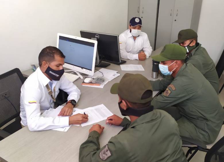 Los tres militares venezolanos fueron regresados a su país. FOTO CORTESÍA MIGRACIÓN COLOMBIA