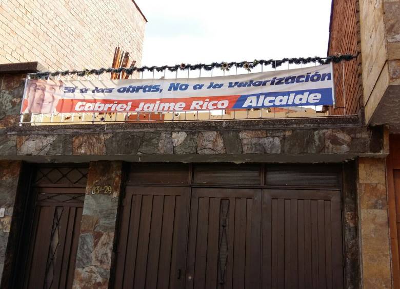 Valla en la calle 33AA (Medellín).