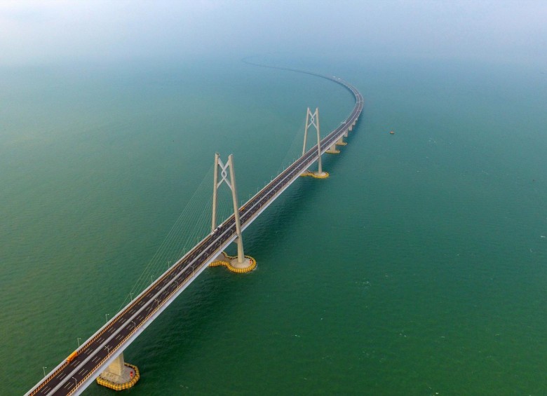A finales del año pasado China inauguró el puente marítimo más largo del mundo, 55 km. Cortó la cinta el presidente Xi Jinping, líder del resurgir mundial chino. FOTO EFE