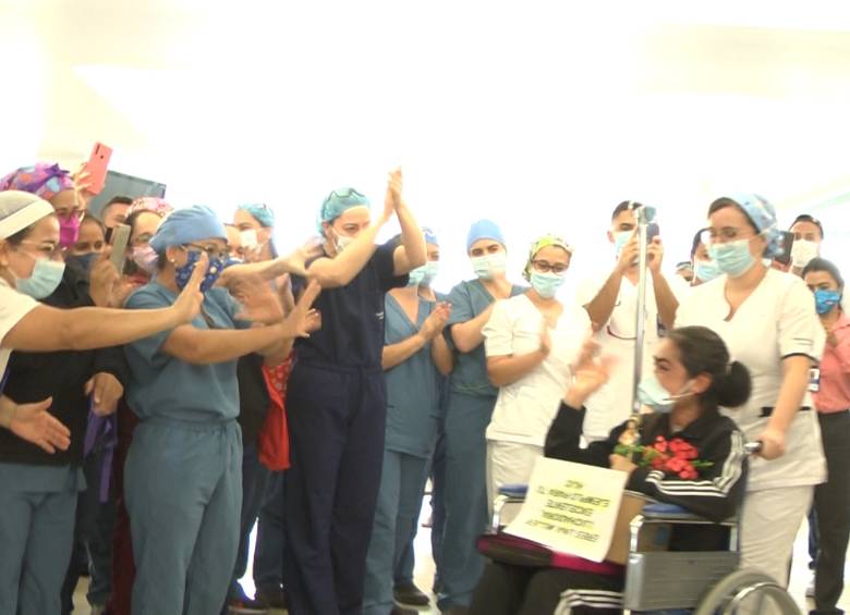 Así despidieron en la clínica Cardio VID a Yineth, luego del exitoso trasplante de pulmón. FOTO CAPTURA DE PANTALLA