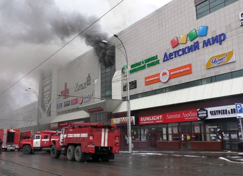 Incendio en el centro comercial. FOTO EFE