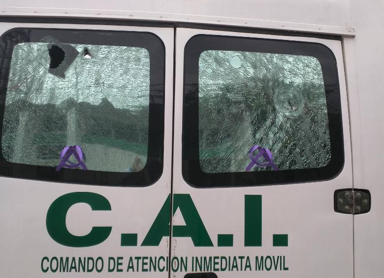 Los disturbios dejaron 8 personas heridas entre ellas 4 uniformados, mientras que la policía logró aprehender a 3 menores de edad. FOTO COLPRENSA