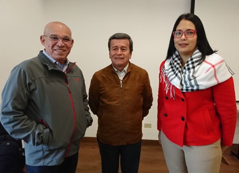 La delegación del ELN, con su jefe negociador a la cabeza Pablo Beltrán (centro), anunciaron su intención de seguir en la mesa. FOTO COLPRENSA