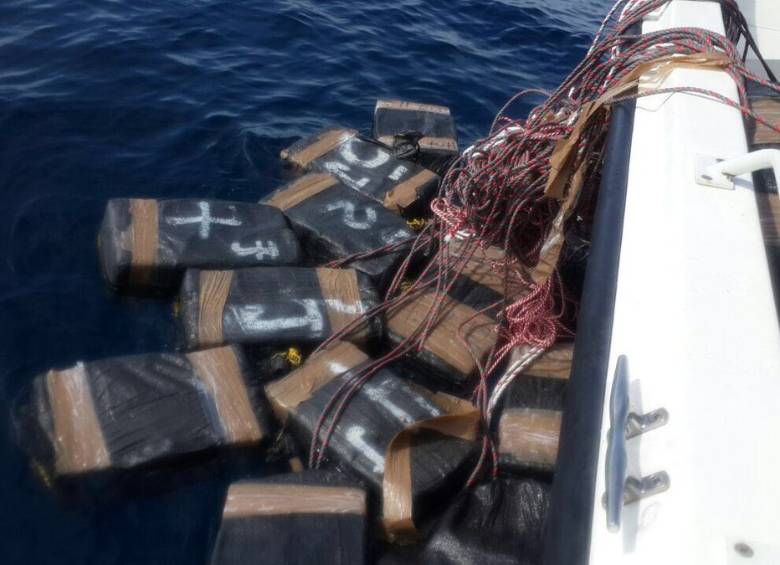 La droga fue encontrada amarrada a la embarcación. Foto Cortesía Ministerio de Seguridad Pública de Costa Rica