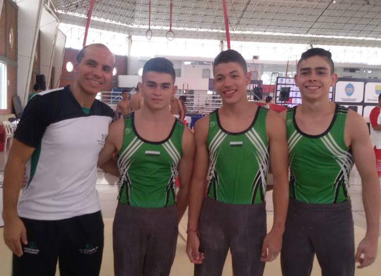 El entrenador Leonardo González y sus pupilos José Manuel Martínez, John Sebastián Castañena y José David Toro, que barrieron en su categoría, fueron 1, 2, 3 en el podio juvenil. FOTO archivo-J. nacionales 