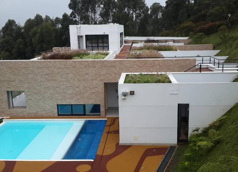 Leed es un sistema estadounidense de certificación por categorías de construcciones sostenibles. Esta obtuvo la certificación Oro al sumar 77 puntos de 79 posibles. Uno de los requisitos indispensables que cumplió fue no producir ni extraer materiales del subsuelo que afectaran la estabilidad del terreno. FOTOs Marcela VARGAS Y CORTESÍA