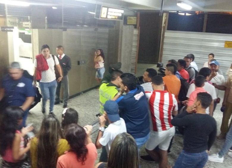 En el aeropuerto de Barranquilla esperaron a Teo Gutiérrez, aunque no se había confirmado su llegada. FOTO @EmisorAtlantico 