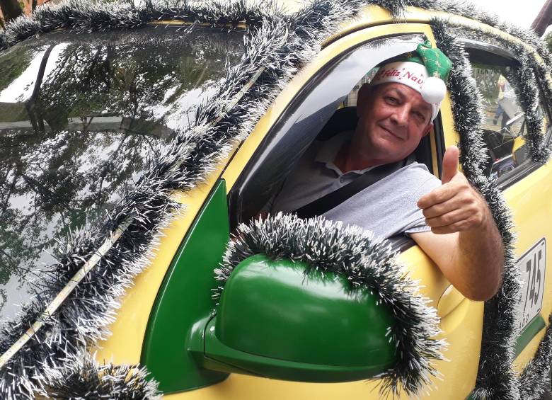 Diego Velásquez tiene 58 años de edad y hace cinco comenzó a decorar su taxi con símbolos de la Navidad. FOTO: Nelson Matta Colorado.
