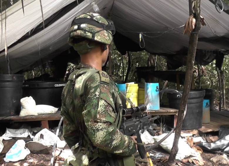 Mientras las autoridades destruían la infraestructura, surgieron combates con el grupo armado. FOTOS Cortesía Ejército