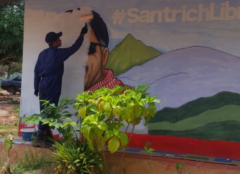 Con pintura blanca borraron mural de Santrich. FOTOS: Cortesía