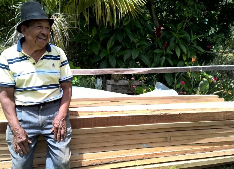 Jesús Alfredo Isaza Ochoa, amigo del alcalde y a quien le prestó su casa para una reunión proselitista en 2011, recibió materiales de regular calidad por parte de Masora. 