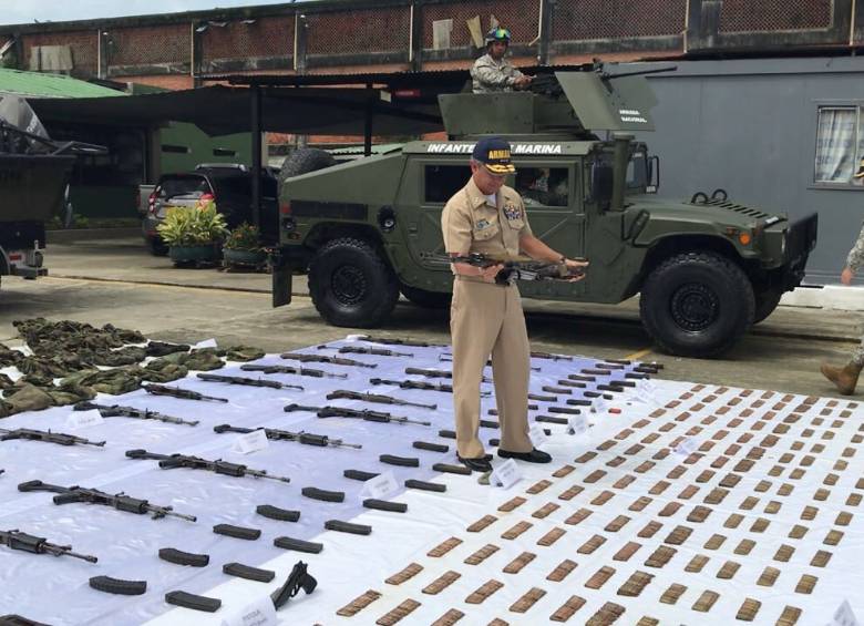 Los 27 fusiles estaban en varias caletas en zona selvática de Chocó. FOTO: Cortesía Armada nacional.
