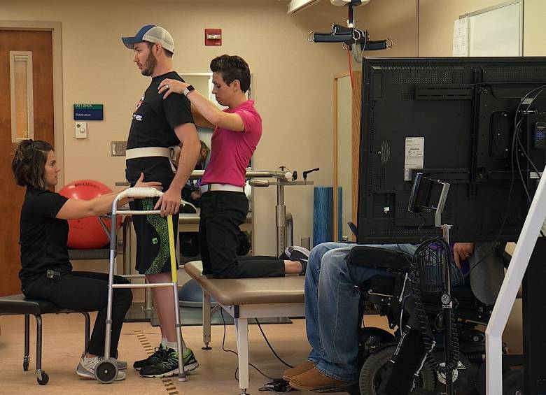 Parapléjico logra caminar bajo estimulación eléctrica