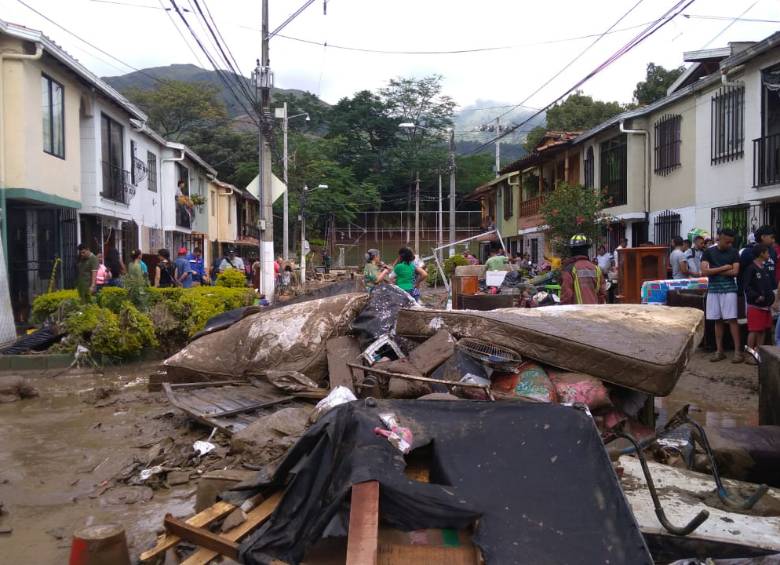 En Copacabana, autoridades recomendaron a los habitantes de las zonas vulnerables estar pendiente de las alertas o llamados ante un nuevo aumento de los niveles del agua del río Aburrá-Medellín, por las lluvias. Foto: Valentina Herrera