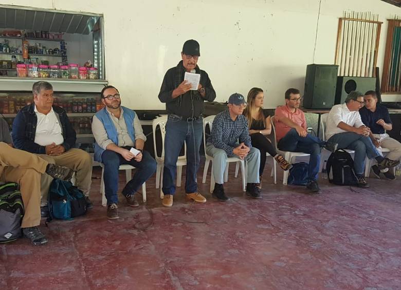Luis Úsuga, apodado antes “Isaías Trujillo”, intervino durante la visita de los delegados de la ONU y de la Gobernación. FOTO: Cortesía Gobernación de Antioquia.