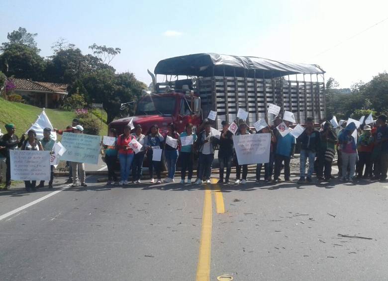 Bloqueo en la vía Panamericana, en el tramo Popayán-Cali. FOTO: COLPRENSA 