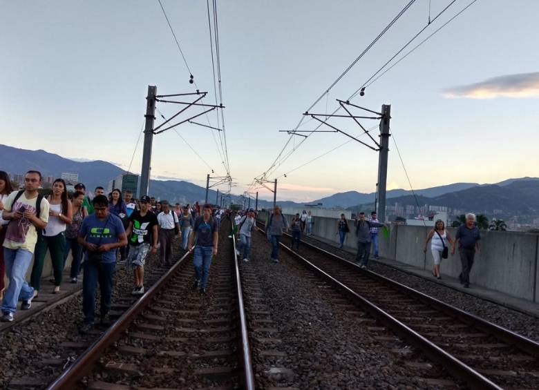 Cientos de ciudadanos evacuaron los trenes y caminaron por las vías del Metro para llegar a las estaciones. FOTO CORTESÍA @AFAriasM