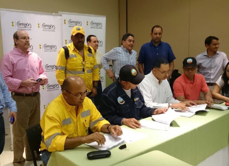 A las 12:00 de la noche de este miércoles la empresa Carbones de El Cerrejón y Sintracarbón firmaron la convención Colectiva de Trabajo. FOTO CORTESÍA