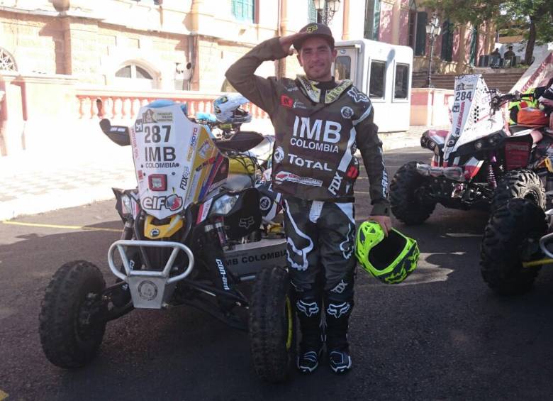 Cristian Cajicá y una pose típica del Ejército: el saludo. 18° en inicio del Dakar Foto Cortesía Cajicá