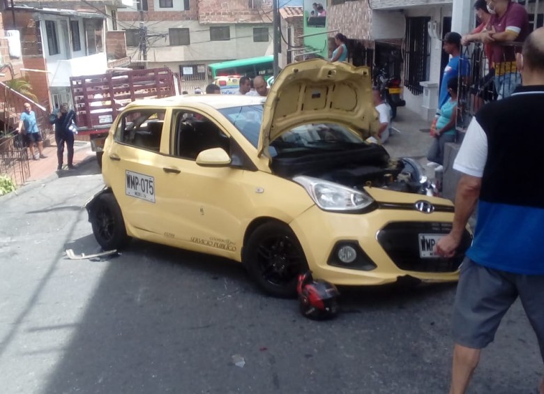 Uno de los vehículos afectados por el choque múltiple fue un taxi. FOTO CORTESÍA GUARDIANES ANTIOQUIA