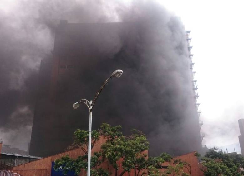 El incendio inició minutos antes de la 1:00 de la tarde. Foto Cortesía Óscar Anzola