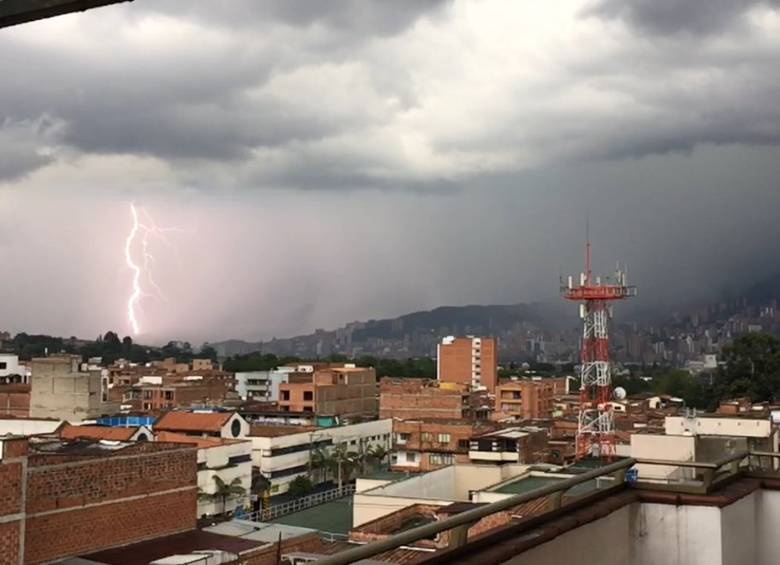 Según el Siata, las lluvias fueron de acumulado extremo. Foto cortesía FELIPE CORREA - @pipecorreac