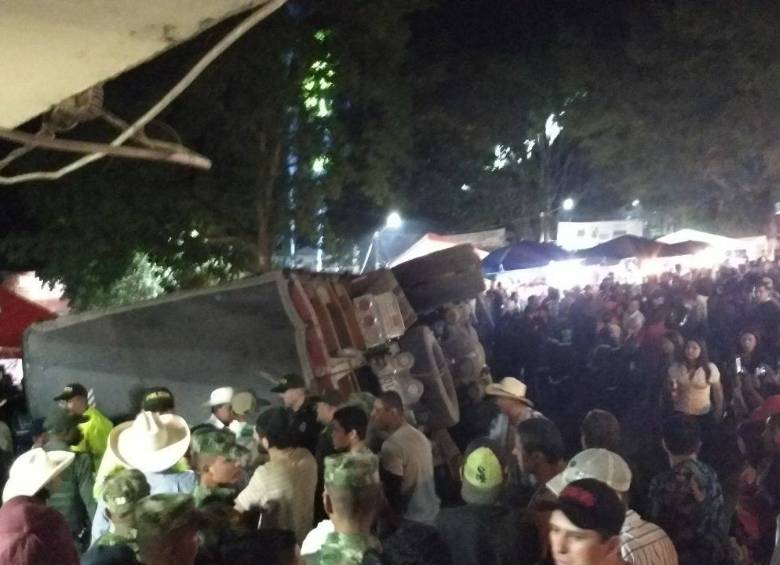 Camión cargado de café se volcó en medio de las fiestas de Betulia