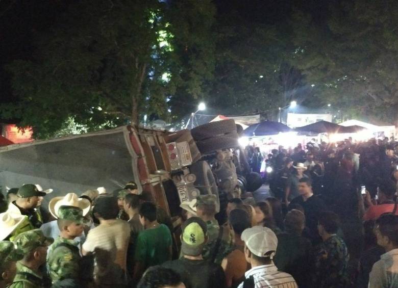 Camión cargado de café se volcó en medio de las fiestas de Betulia